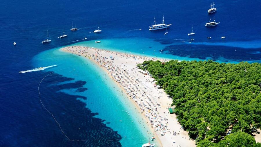 3 Islands Speedboat Tour: Golden Horn, Blue Lagoon & Jelsa - First stop: Makarska harbor and the Promare meeting desk