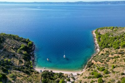 3 Islands Speedboat Tour: Golden Horn, Blue Lagoon & Jelsa Town - Blue Lagoon and the secluded bays: Snorkeling time without the long haul
