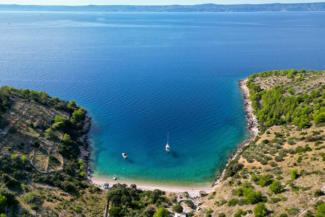 3 Islands Speedboat Tour: Golden Horn, Blue Lagoon & Jelsa Town - Blue Lagoon and the secluded bays: Snorkeling time without the long haul