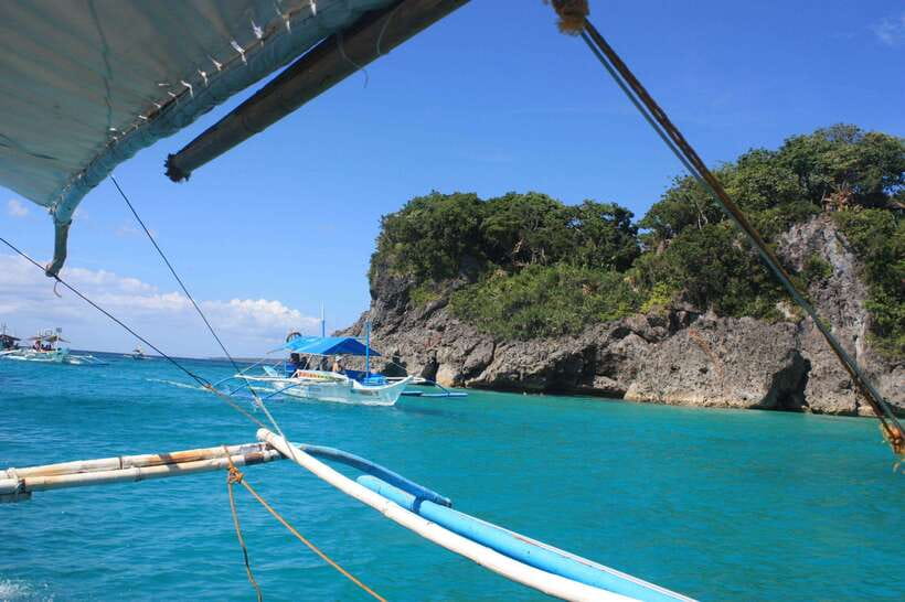 Boracay: Island Hopping Tour with Boodle Fight Lunch - Meeting at Bolabog: where the tour starts and what you pack
