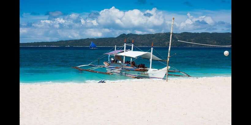 Boracay: Island Hopping Tour with Boodle Fight Lunch - Guide-led value: why an accommodating guide changes the experience