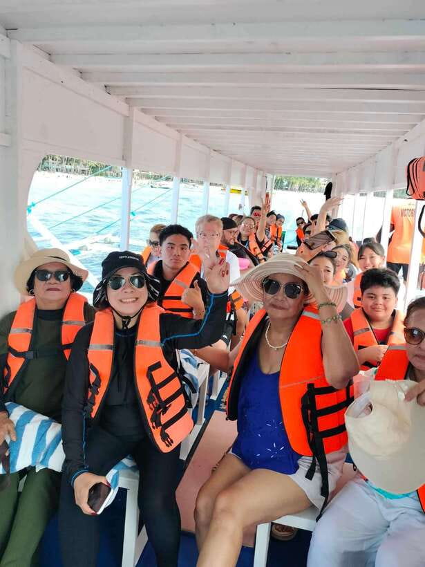 Boracay: Island Hopping with Snorkeling and Crystal Cove - Meeting at Astoria Station 1: get oriented fast