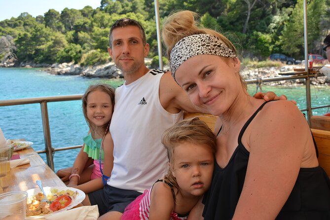 Dubrovnik: 3 Islands Boat Tour with Lunch & drinks(FR, ES, EN) - Onboard experience: lunch, drinks, WiFi, and music that affects comfort