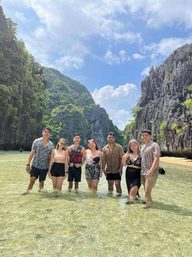 El Nido: Private/Exclusive Island Hopping Tour A BEST PRICE! - Lunch on board: Filipino buffet, plus one real warning