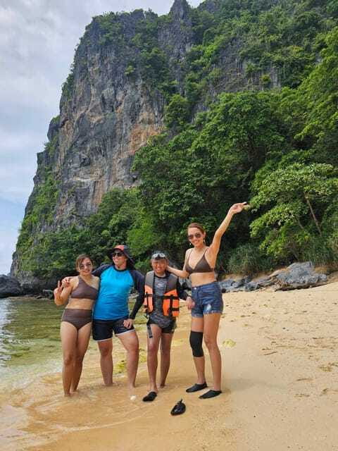 El Nido: Private/Exclusive Island Hopping Tour D BEST PRICE - Small Lagoon and Serenity beach: calmer corners and the swim-through feeling