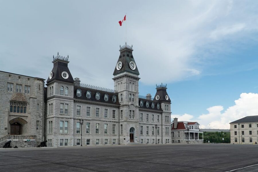 From Montreal: Kingston City Day Trip & 1000 Island Cruise - The St. Lawrence 1000 Islands cruise: Boldt Castle and the bridge moment