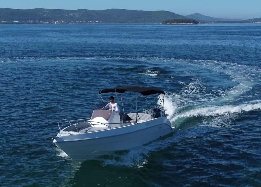 From Split: Private Blue Lagoon and 3 Islands Tour - Luxury boat and experienced crew: what “service” means on the water