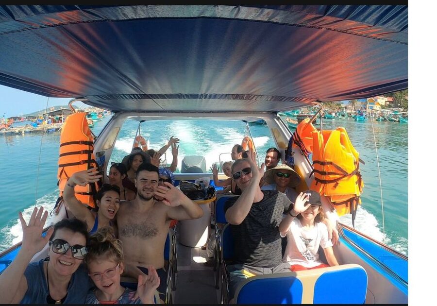 Hoi An/Da Nang: Snorkeling and Island Hopping Speedboat Tour - Fish feeding at Tai Island: fun, but keep it sensible