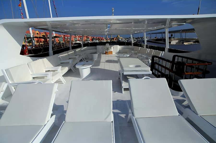 Hurghada: Orange & Giftun Island Cruise with Massage & Lunch - Water fun with the banana boat ride: a thrill moment in the schedule