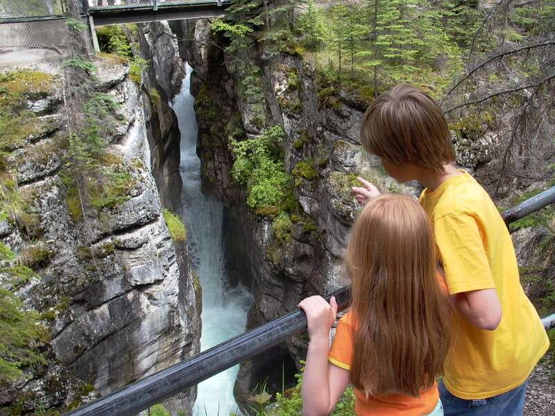 Jasper: Maligne Valley Wildlife & Spirit Island Cruise - Maligne Lake by boat: Spirit Island’s 1.5-hour magic with real narration