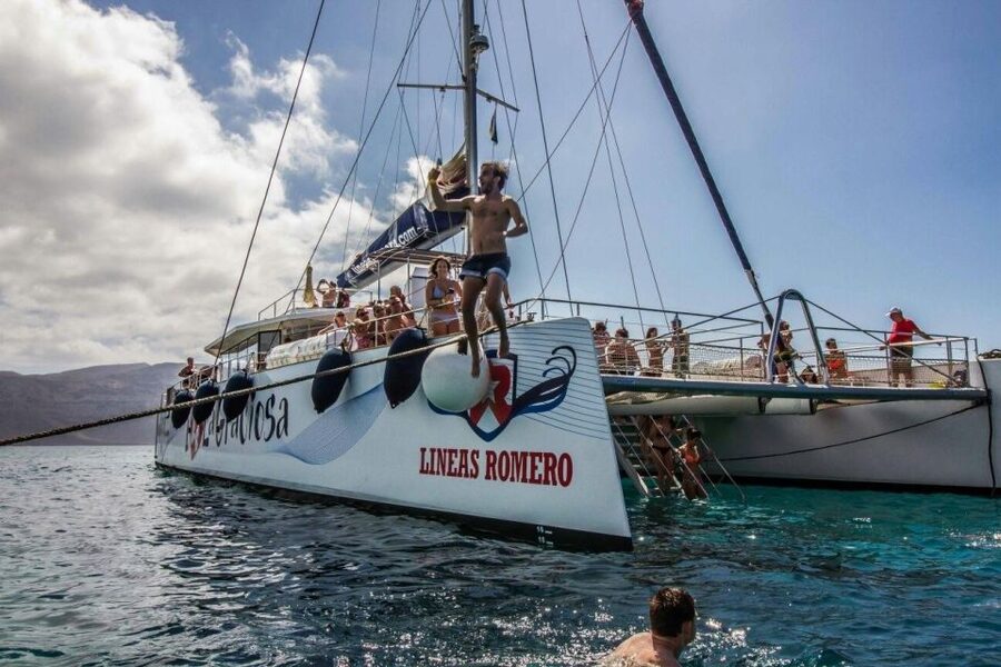La Graciosa: Island Cruise with Lunch for Cruise Passengers - Getting from Lanzarote to La Graciosa: pickup and ferry rhythm