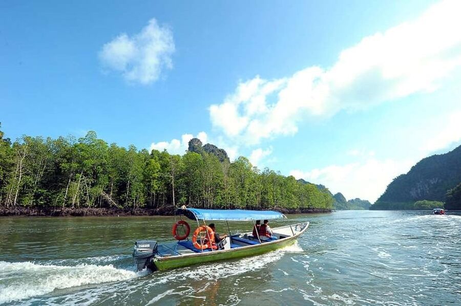 Langkawi: Island Hopping Shared Boat Tour - Tasik Dayang Bunting: Swan Lake, steep steps, and the real conservation fee