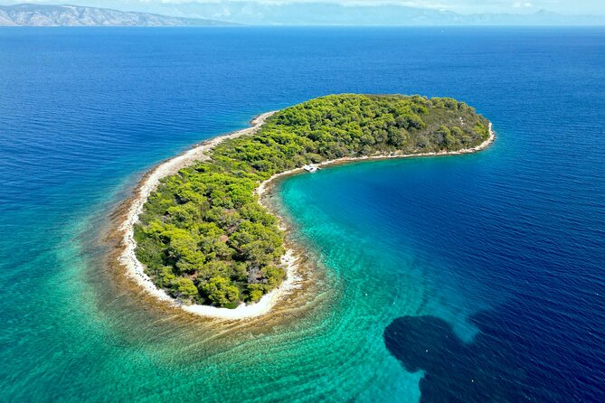 Makarska: 3-Island Speedboat Tour with Cave and Blue Lagoon - Makarska to Hvar and Brač in one go: why this format works
