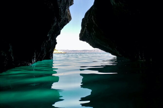 Makarska: 3-Island Speedboat Tour with Cave and Blue Lagoon - Stop 2 Mala Stiniva bay: cliff drops, clear water, and adrenaline options