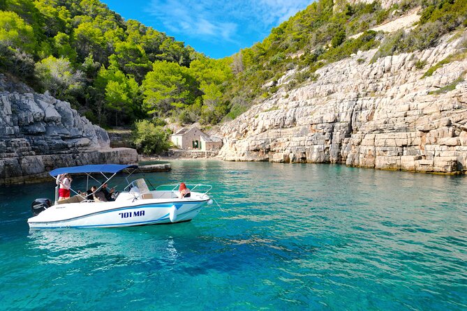 Makarska: 3-Island Speedboat Tour with Cave and Blue Lagoon - Boat comfort and the skipper: the good, the small catch, and why it matters