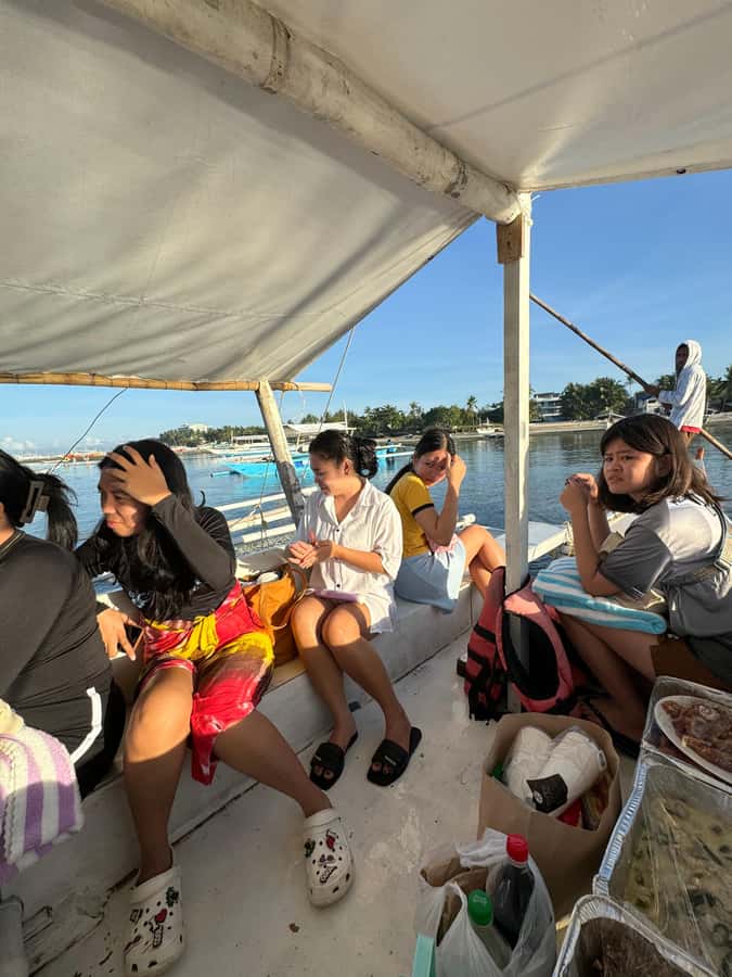 Panglao: Island Hopping w/Balicasag (Shared) - Dolphin watching: what the morning looks like on the water