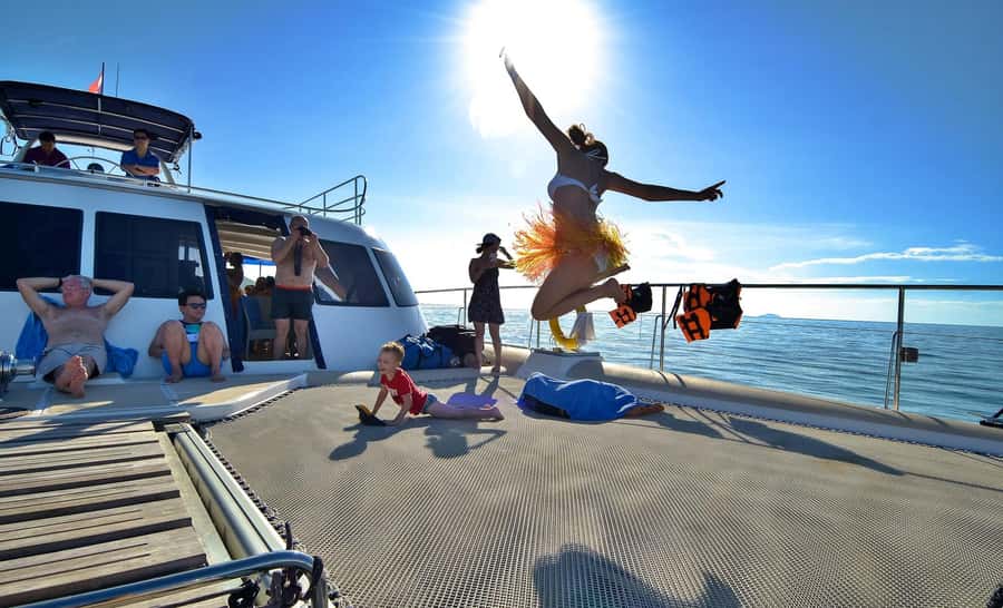 Pattaya: 3 Islands Catamaran Tour with Buffet Lunch - Koh Ped (Monkey Island): Thai samae monkeys, photos, and a shrine spot