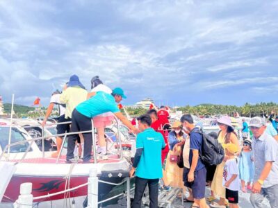 Phu Quoc: 3 Islands Tour with Cable Car & Buffet Lunch - May Rut Trong Island: your long swim-and-photo window