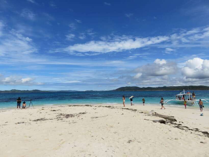 Siargao Island Hopping: Tri Island Tour - Shared and Private - Daku Island: Boodle Fight Lunch and the Best Social Break