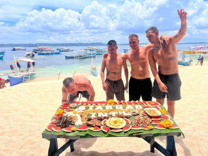 SIARGAO: PRIVATE ISLAND HOPPING GUYAM, DAKU AND NAKED ISLAND - Daku Island: the long stop with lunch, walking, and more snorkel time