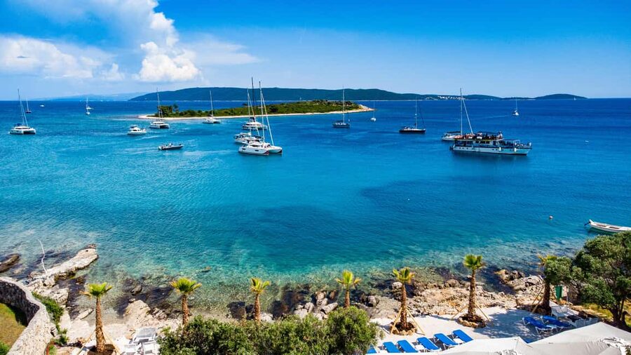 Split: Blue Lagoon 3 Islands All-Inclusive Cruise with Lunch - Entering the day at Split Port: Gray Line check-in and an easy start