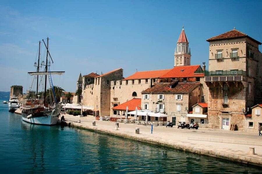 Split: Private Blue Lagoon 3 islands with speed boat - Solta’s “green island” and shipwreck snorkeling near Nečujam