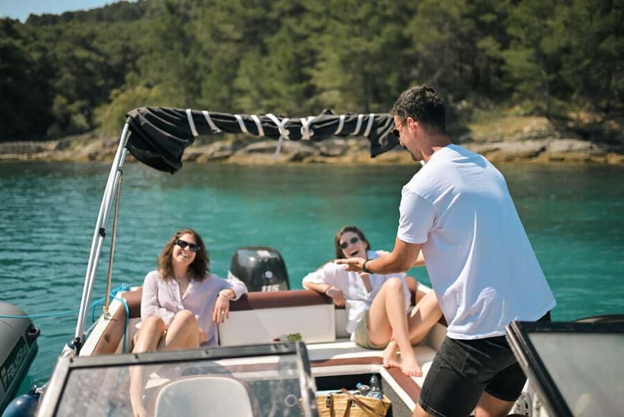 Zadar:Speedboat Tour with Snorkeling on 3 islands - Meeting point and getting ready without stress